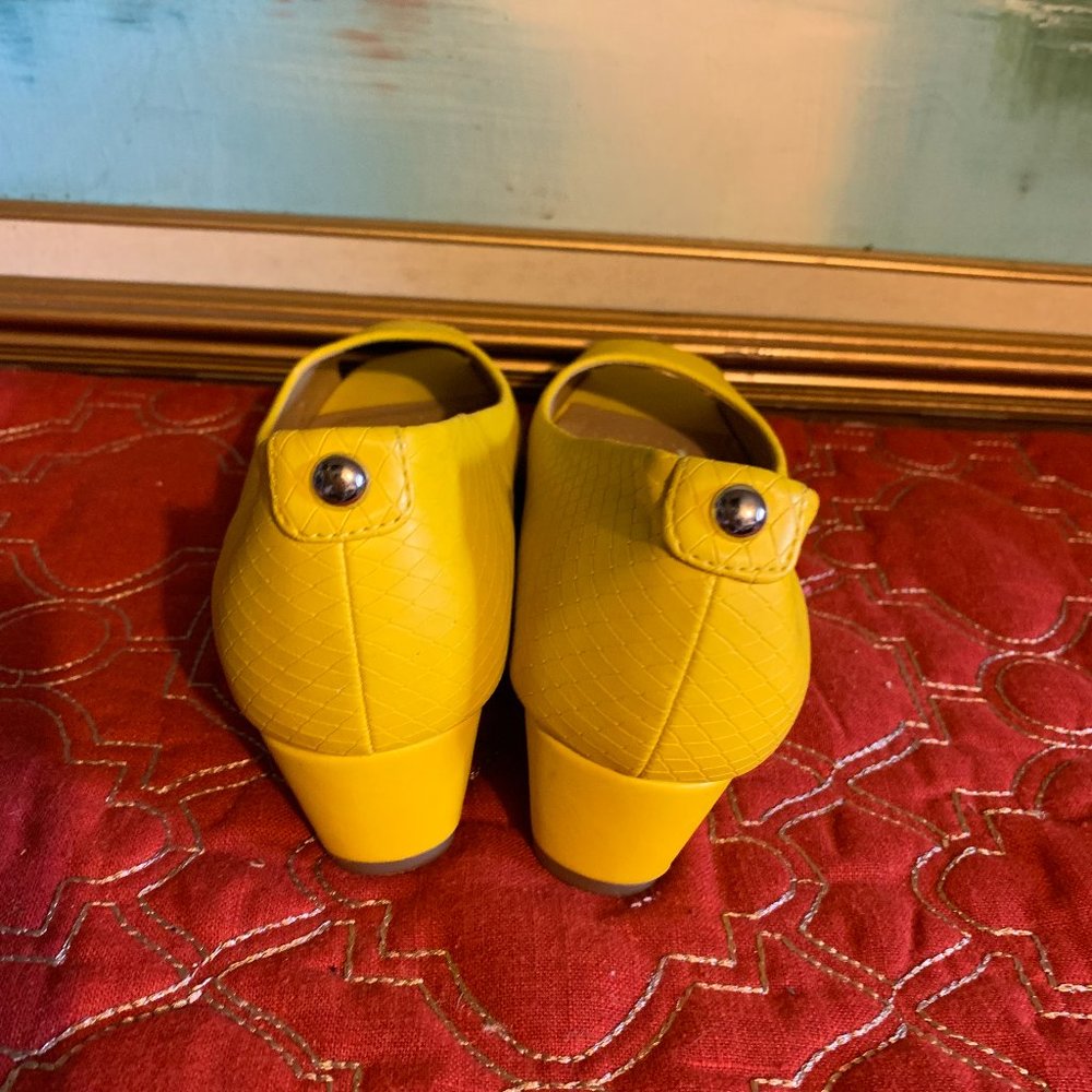Classique Yellow heels Women's 7.5 - Picture 4 of 9